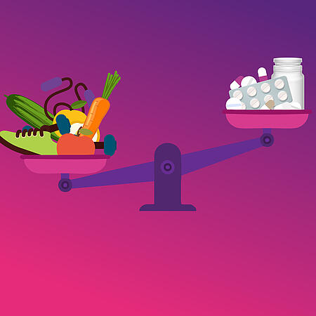Abbildung einer Waage mit gesunder Ernährung und Sportutensilien und auf der anderen Seite Medikamenten