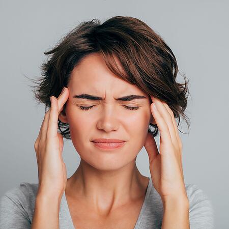 Frau mit Kopfschmerzen