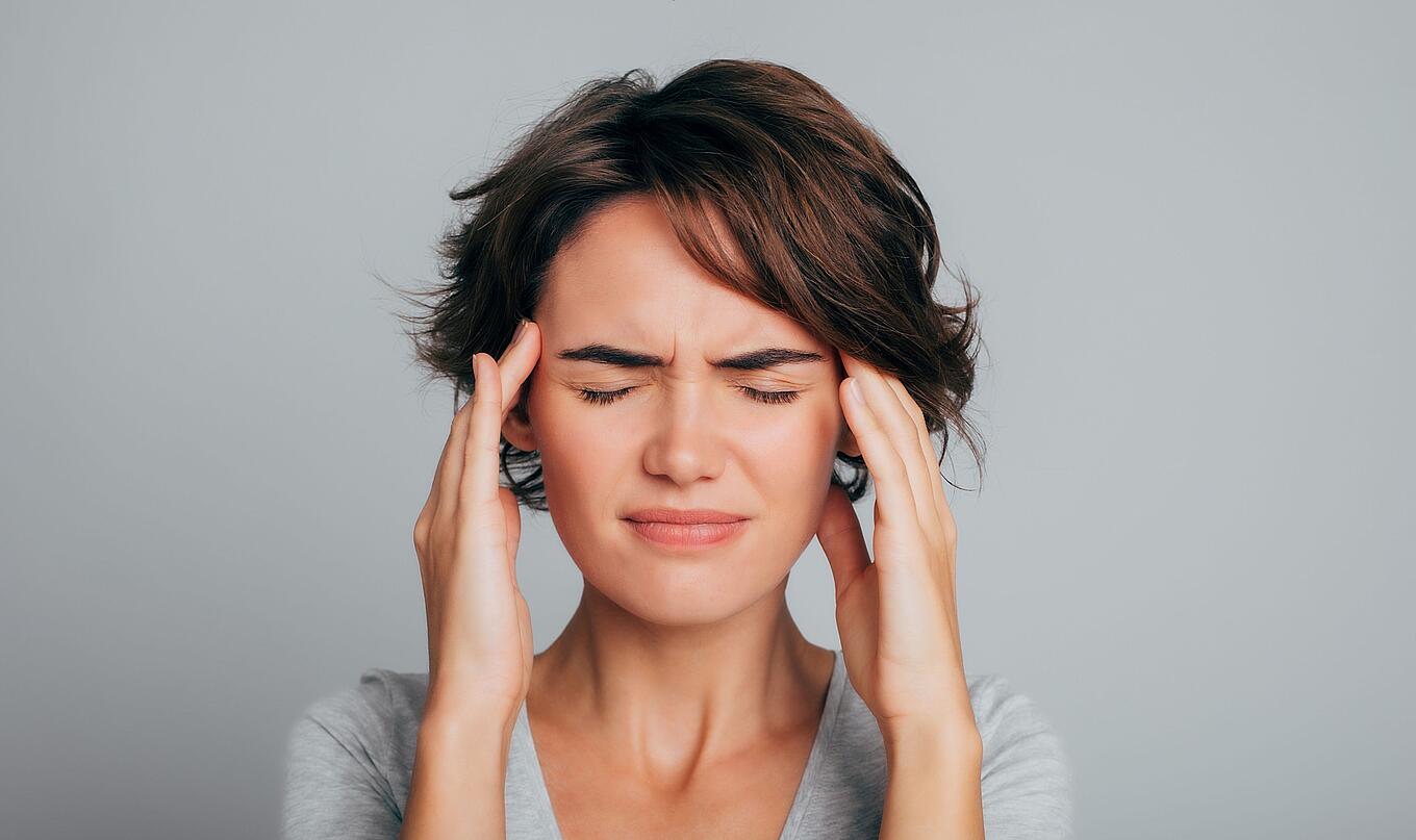 Frau mit Kopfschmerzen