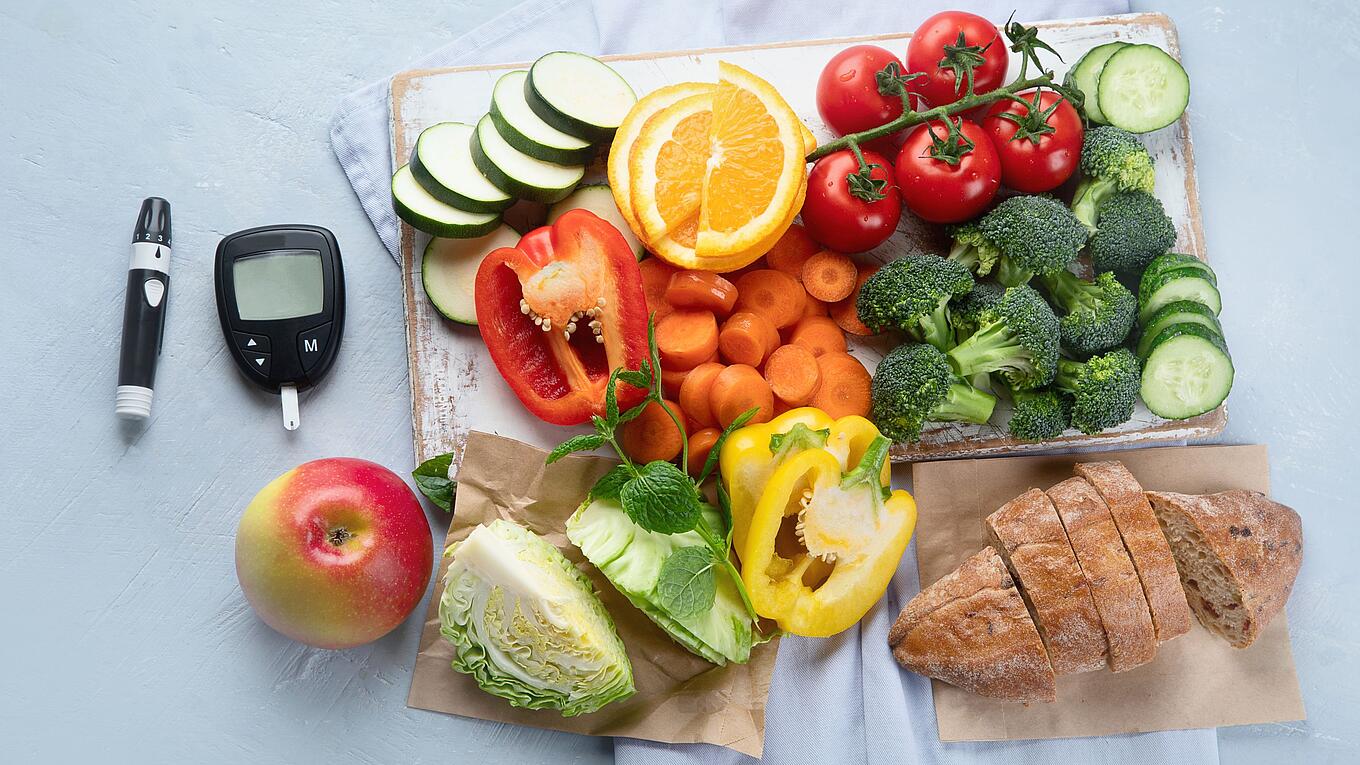 Gemüse, Obst, Brot und ein Diabetes Messgerät