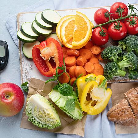 Gemüse, Obst, Brot und ein Diabetes Messgerät