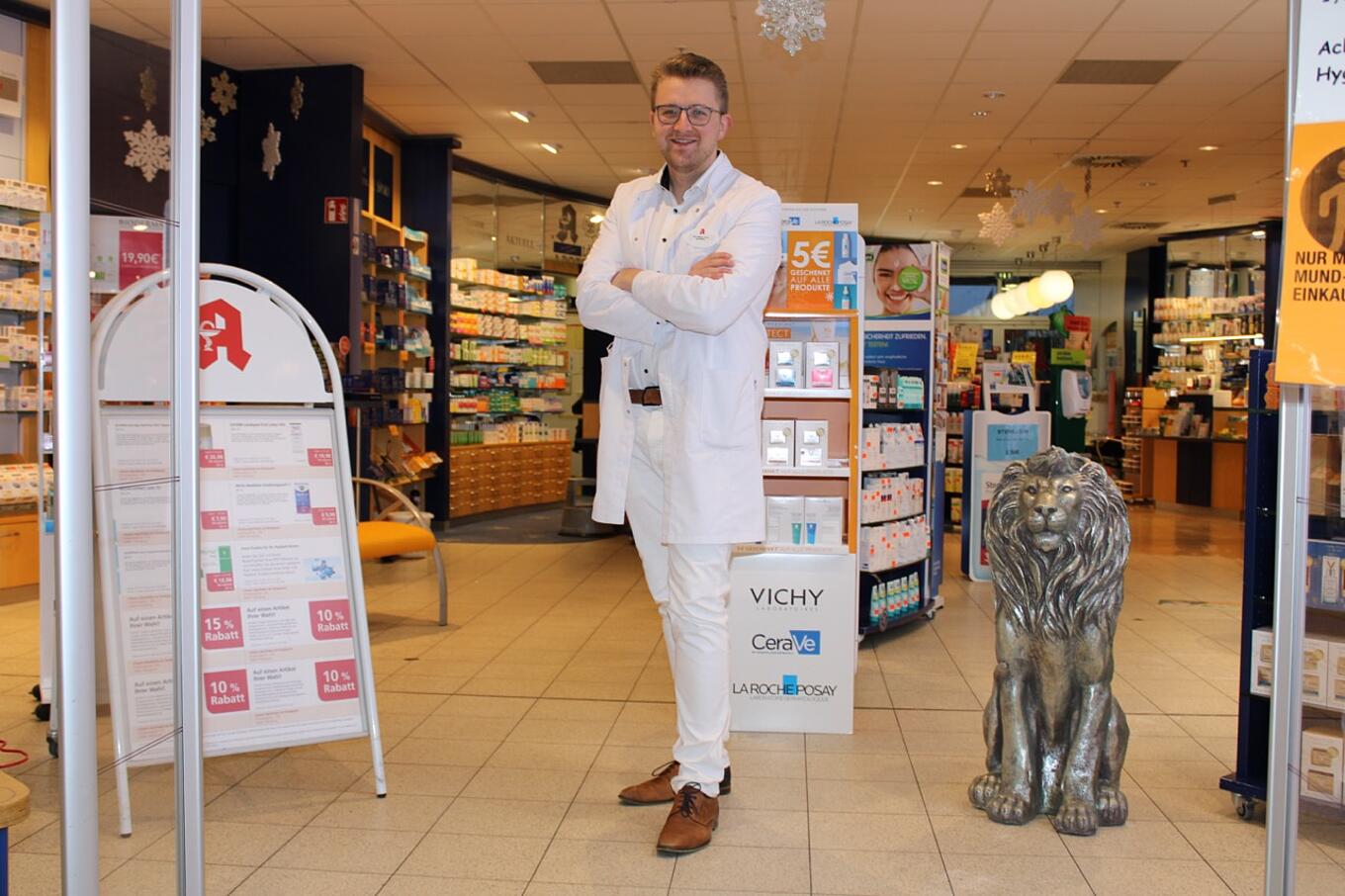 Apotheker der Löwen-Apotheke Flensburg in seiner Apotheke stehend