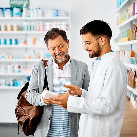 Abbildung einer Beratungssituation in der Apotheke mit Apotheker und Patient