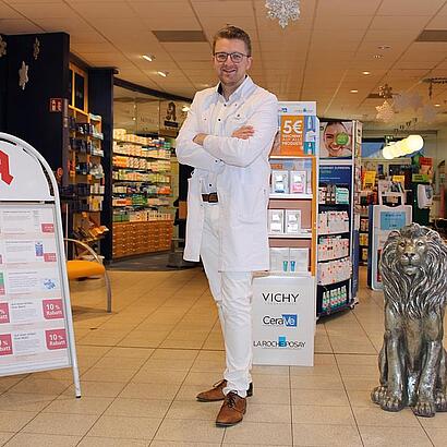 Apotheker steht in seiner Apotheke