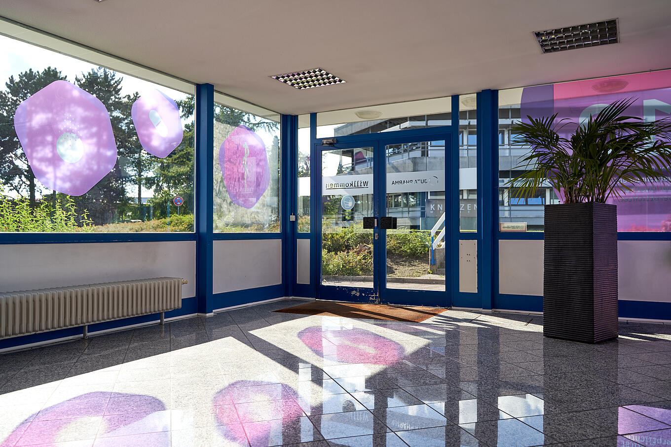 Innenansicht des Juta-Pharma-Eingangsbereichs.