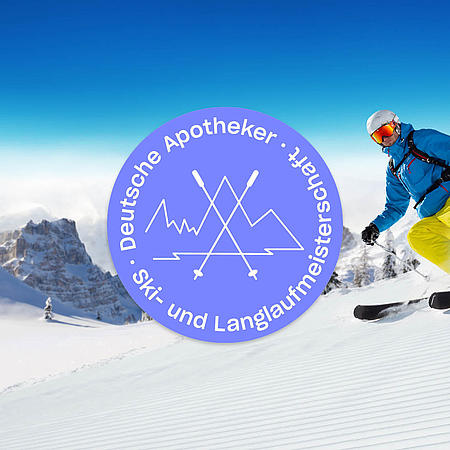 Logo der Deutschen Apotheker Ski- und Langlaufmeisterschaft vor einer winterlichen Landschaft und einem skifahrenden Mann.