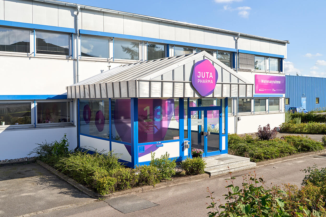 Eingang des Juta-Pharma-Gebäudes.