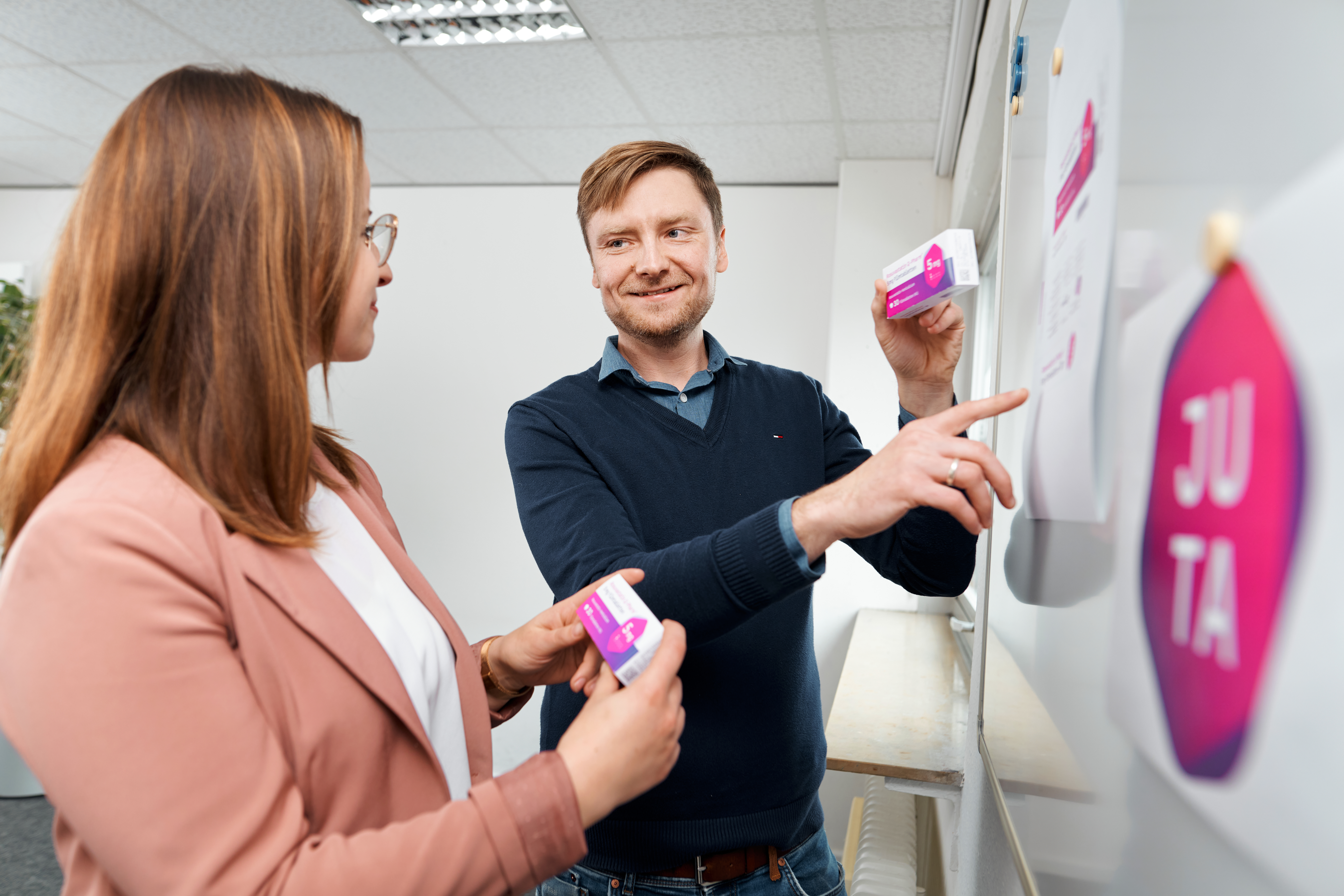 Juta Pharma Mitarbeitende in Büro: Hochwertige Arzneimittel auf Rezept
