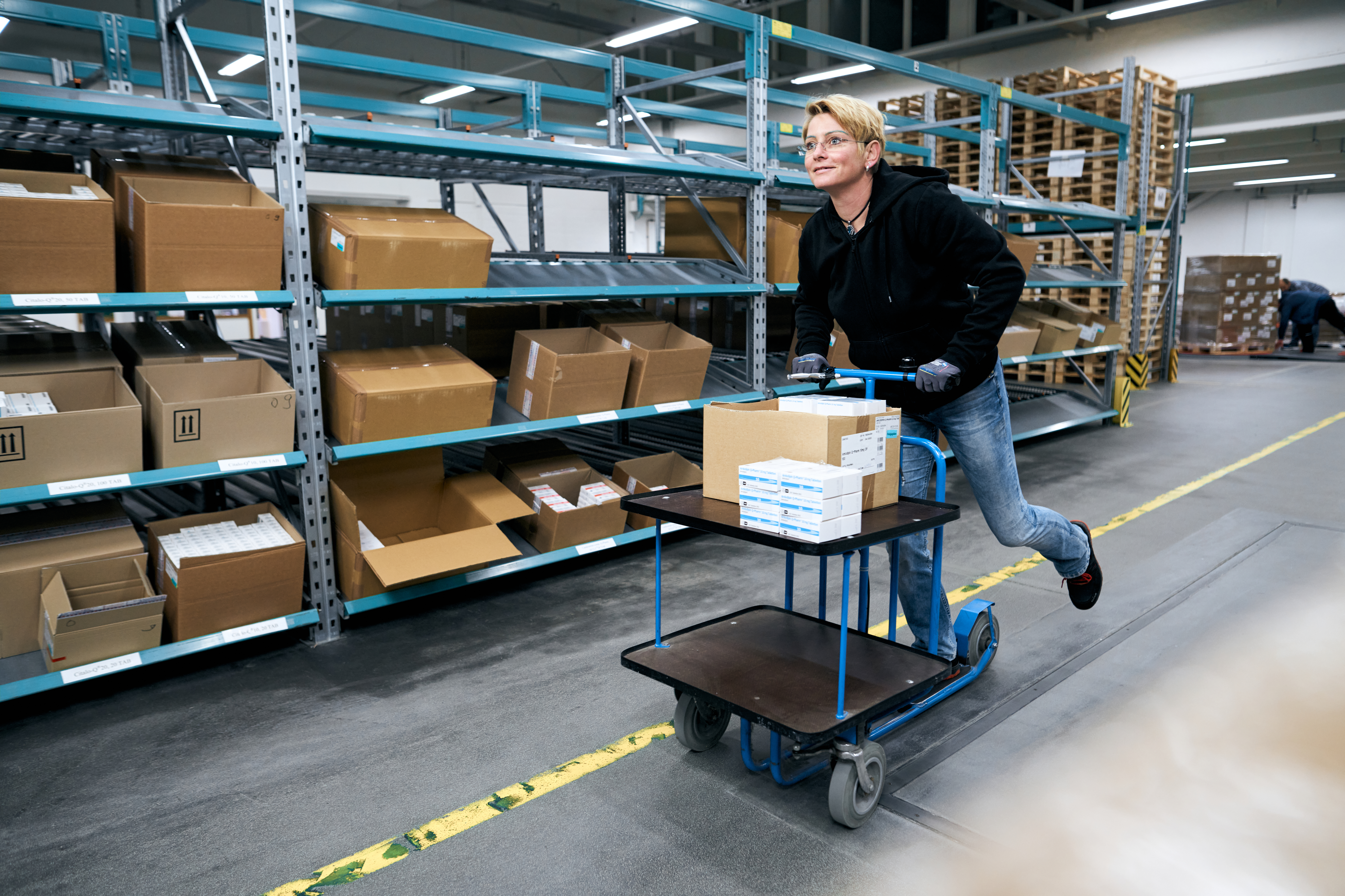 Juta Pharma Mitarbeitende Lager Retouren Verpackungen: Hochwertige Arzneimittel auf Rezept