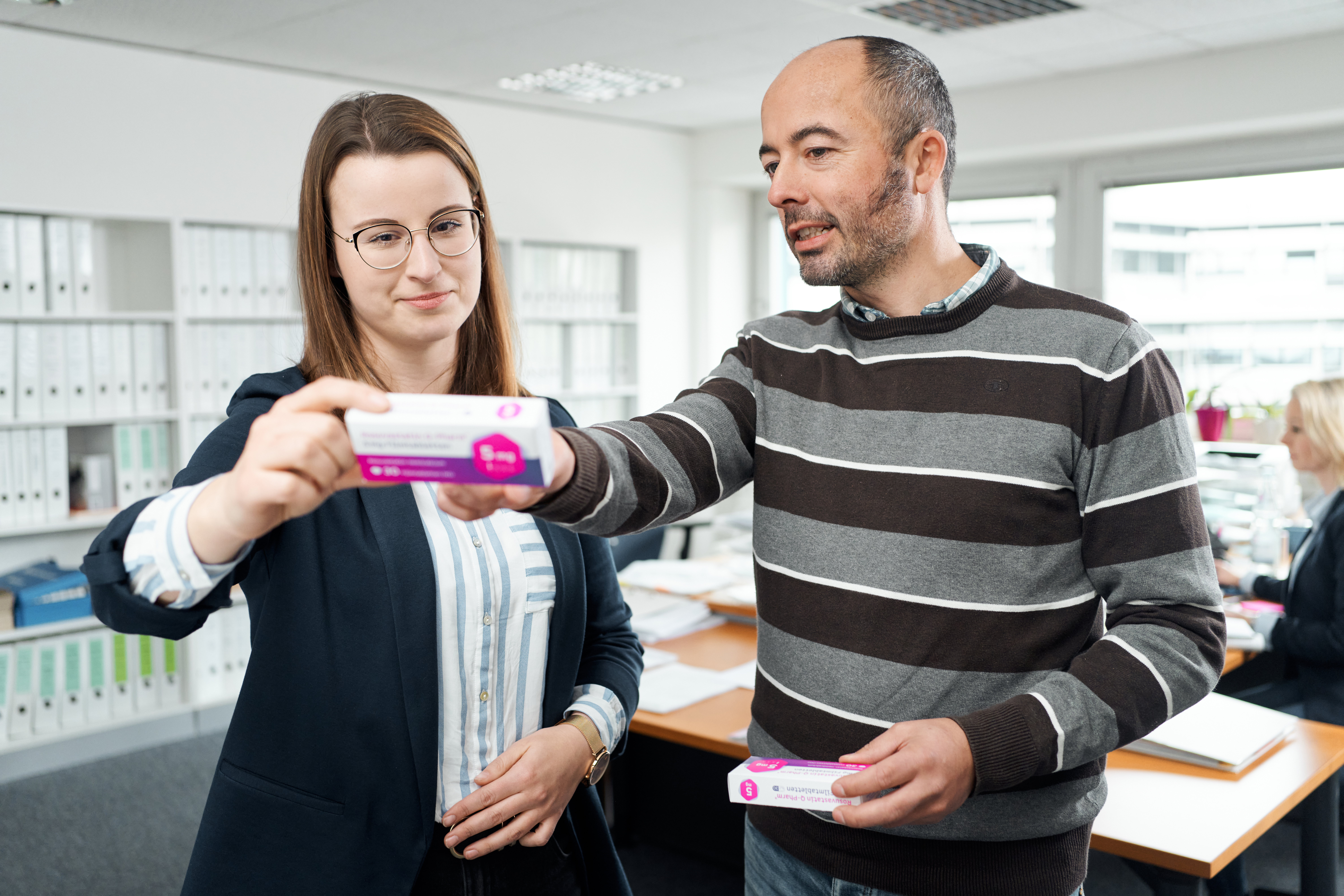 Juta Pharma Mitarbeitende bei Qualitätskontrolle: Hochwertige Arzneimittel auf Rezept